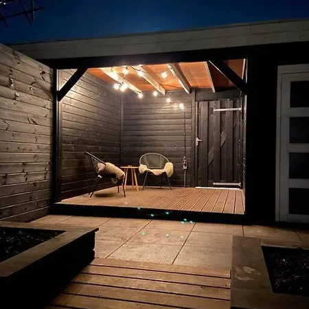 Unieke Woonark Met Privetuin En Free Parking.