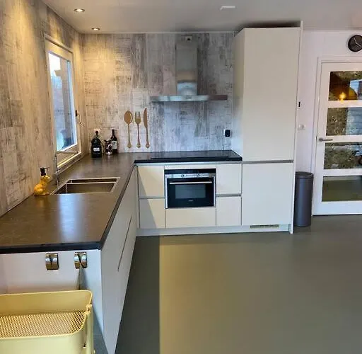 Appartement Unieke Woonark Met Privétuin En Free Parking. Rotterdam